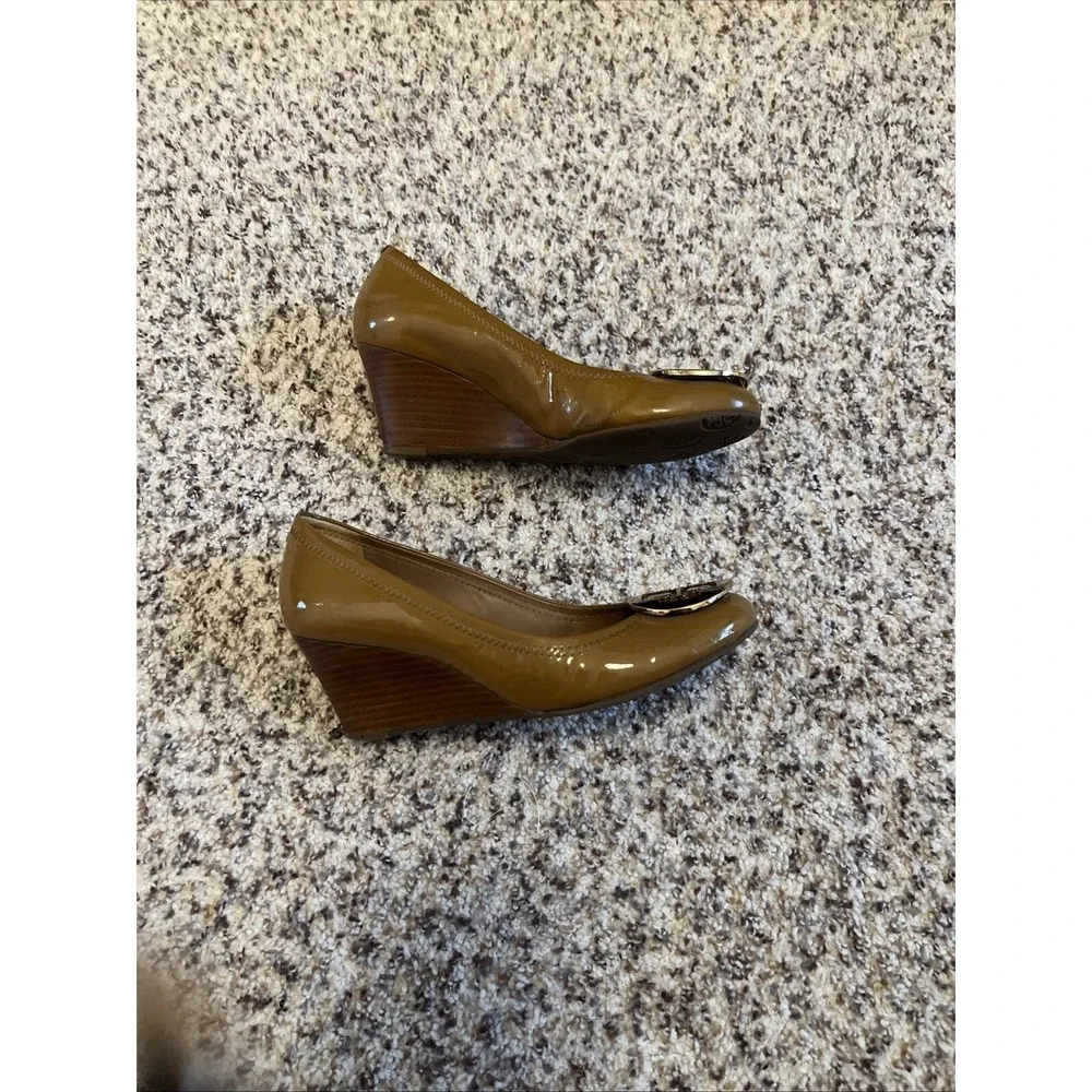 Tory Burch 'Sally' Women's Beige Leather Wedges Gold-Tone Logo - Sz 5.5, 2.5